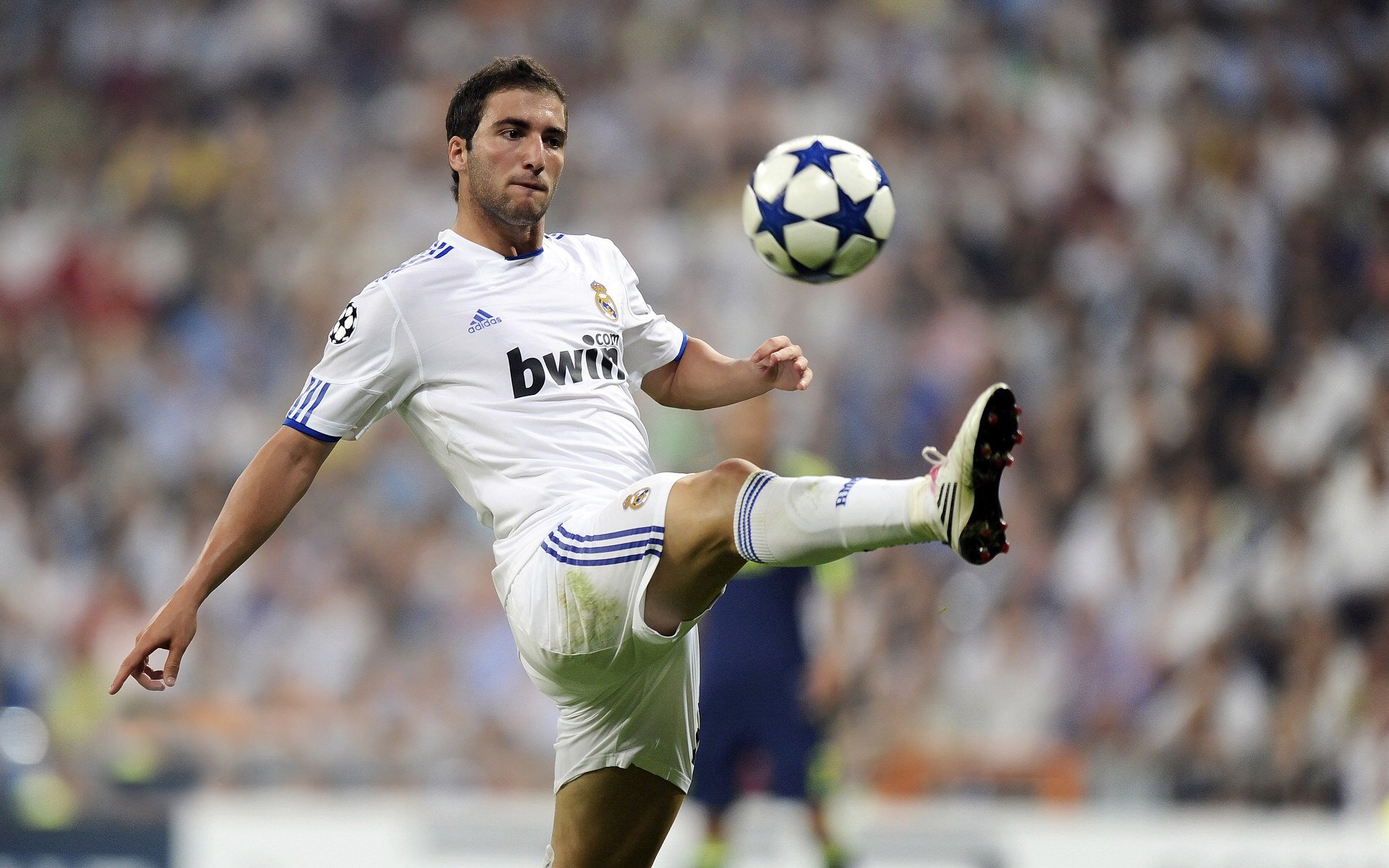 开云体育入口-智利风暴与伦敦闪电，当南美铁血注入英超争冠的狂潮